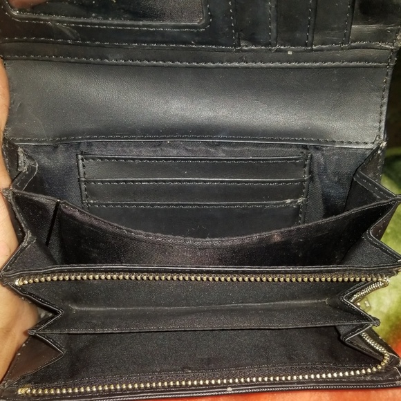 Guess Women's Leather Bi-fold Clutch Wallet - Picture 5 of 8